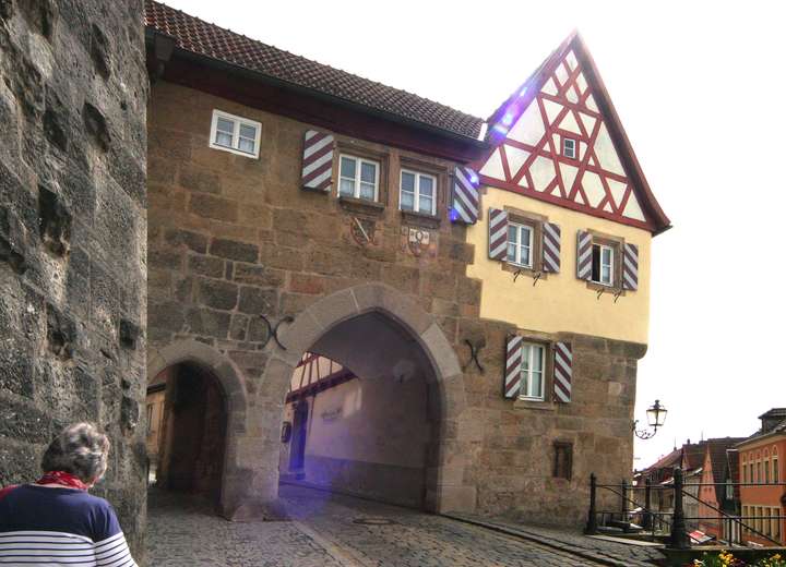 Blick auf das Bamberger Tor in Kronach, ein übergebliebenes Stadtwehrtor in Fachwerkkunst