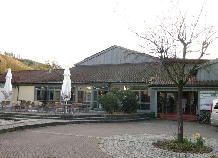 Sicht auf den Eingang des Hotels Wagners im Frankenwald