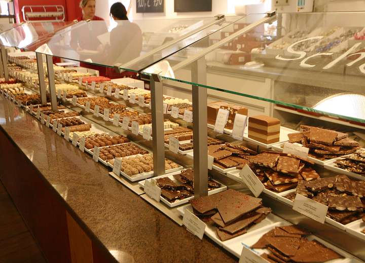 Ansicht auf den Verkaufsraum der Lauernstein Chocolatiers mit einem bunten und üppigen Angebot verschiedenster Schokoladen und Pralinés.