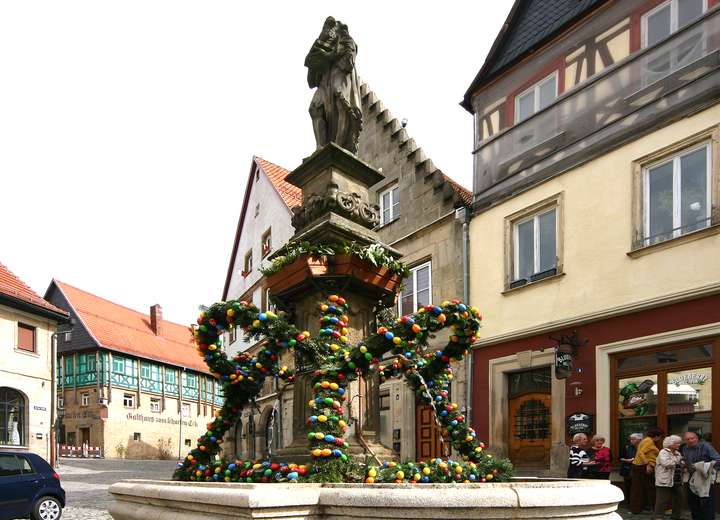 Sicht auf den Marktplatz in Kronach mit buntgeschmückten Brunnen aus grünen Zweigen und Eiern aller Farben