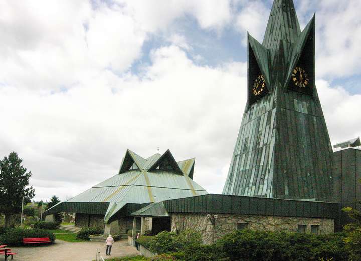 Blick auf das Hauptgebäude und den Glockenturm der St. Laurentius Kirche in Buchbach