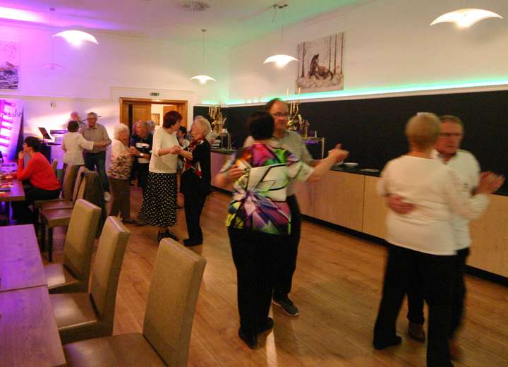 Verschieden Paare tanzen im Speisesaal auf dem Parkett