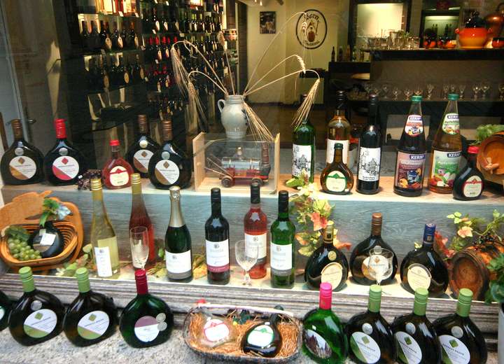 Fensterauslage Weinverkauf