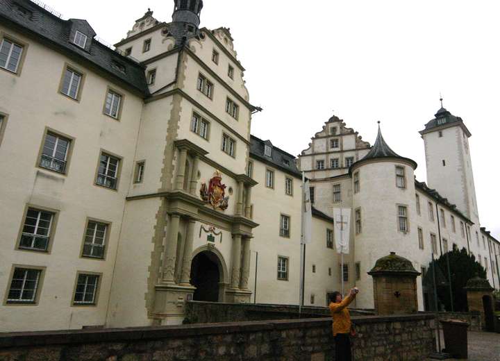 Vierstöckiges Schloss mit Türmen Brückenzugang