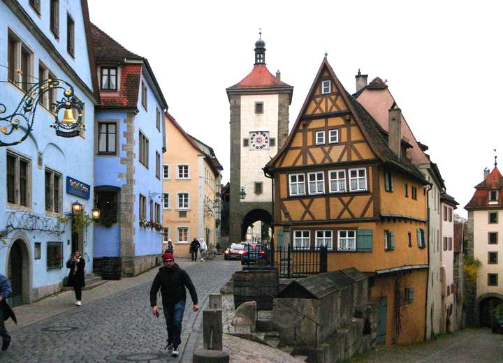 Ansicht einer berühmten Straßenkrümmung in Rothenburg o.d. Tauber mit typisch bunten Fachwerkhäusern