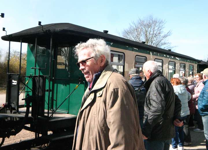 Reisegruppe eilt sich, in dem Dampflokzug Platz zu nehmen