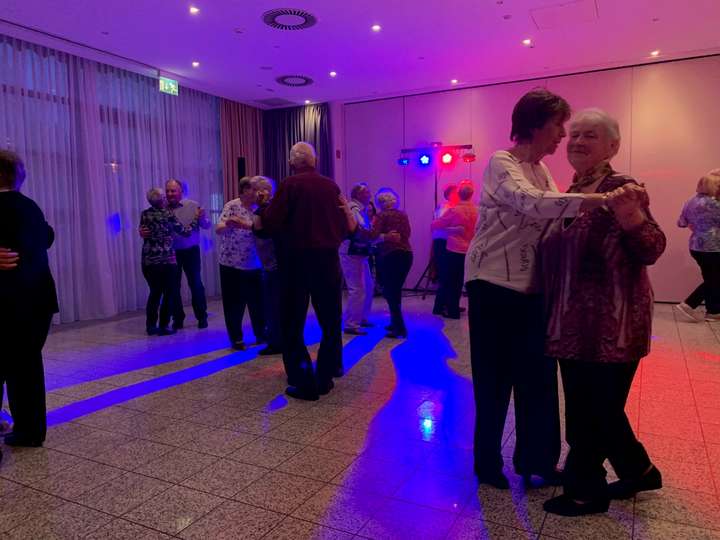 Pärchen tanzen zu schwingender Musik