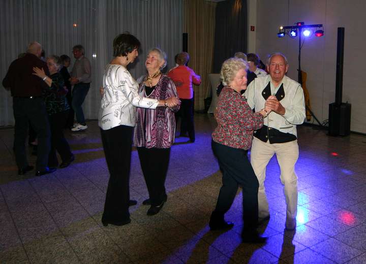 Lustiger Paartanz bei fetziger Discomusik und bunter Beleuchtung