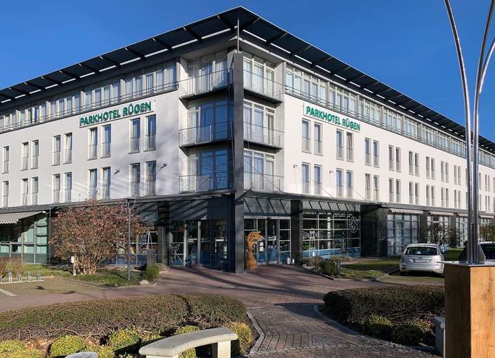 Ansicht auf den Eingang des Park Hotels auf Rügen