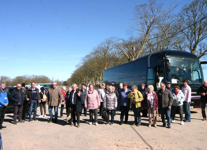 Gruppenbild der gesamten bunten Reisegruppe