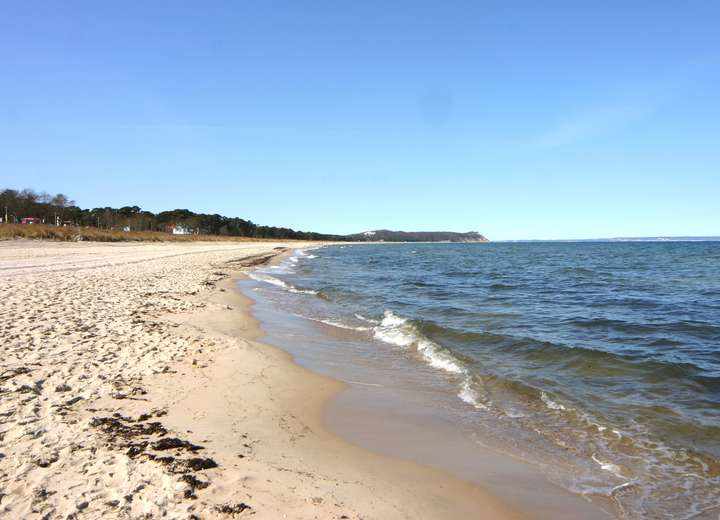 Ansicht von einem ruhigen Meer, sanften Wellen und sauberen Strand an einem herrlichen Sonnentag