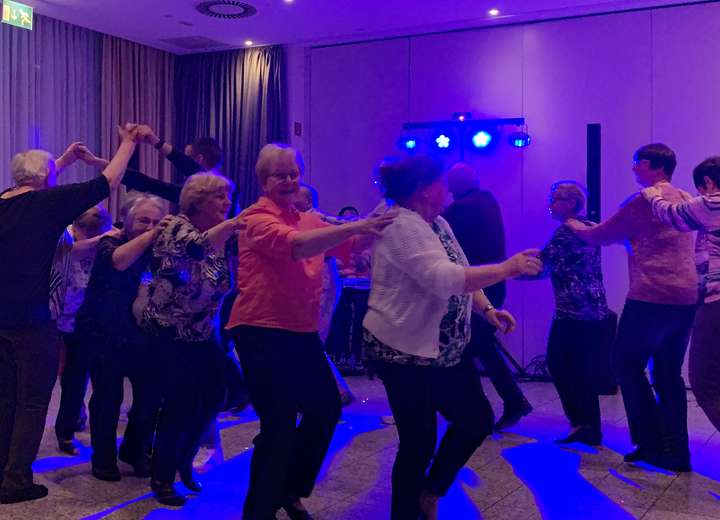 Gruppe von Menschen tanzt eine Polonäse