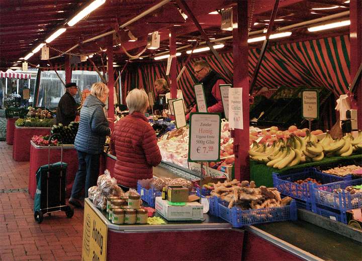 Ansicht eines Wochenmarktstandes, der frisches Obst und Gemüse verkauft
