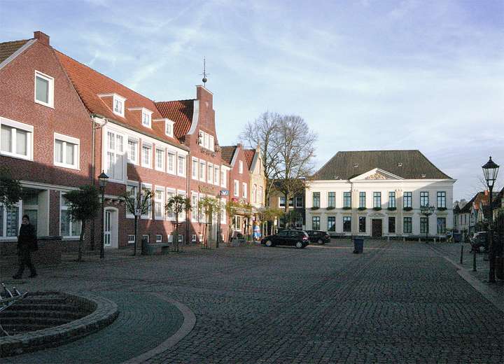 Ansicht halbschräg auf das Kreishaus Wittmund