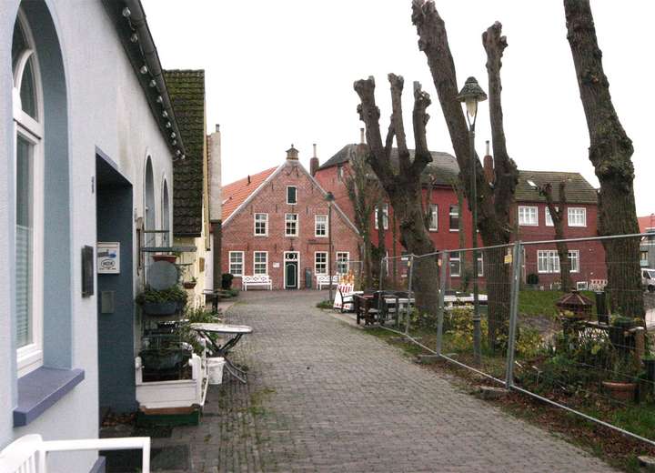 Blick auf das Kapitänshaus entlang eines Fußweges