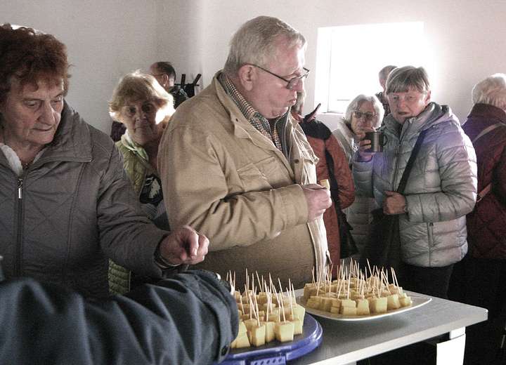 Gruppe Menschen, die kleine Käse- und Wurstsnacks essen