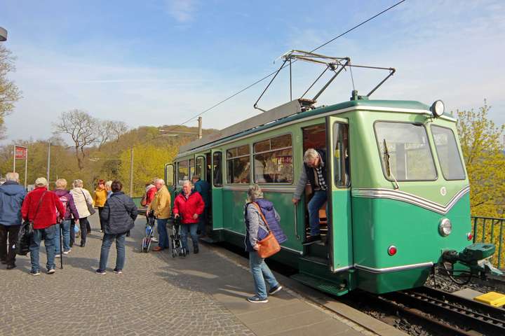 Menschen steigen aus Zahnradbahn