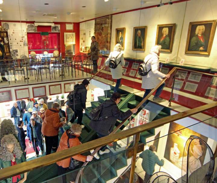 verspiegelte Treppe im Duftmuseum Farina