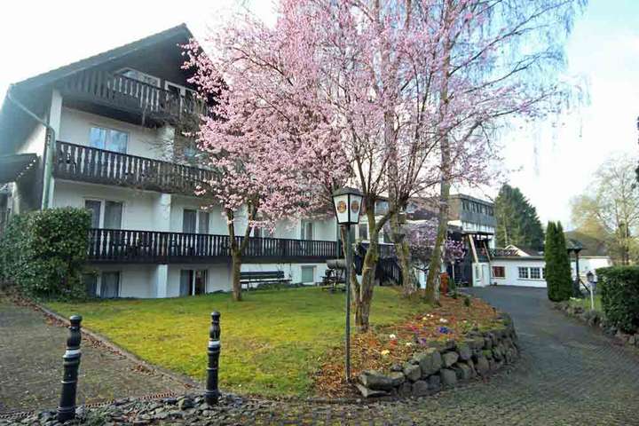 Hotelansicht mit Kirschbaum in Blüte