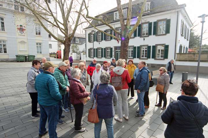Gruppe von Menschen um einen Reiseleiter in der Altstadt