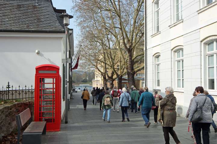 Gästegruppe läuft zum Rheinufer