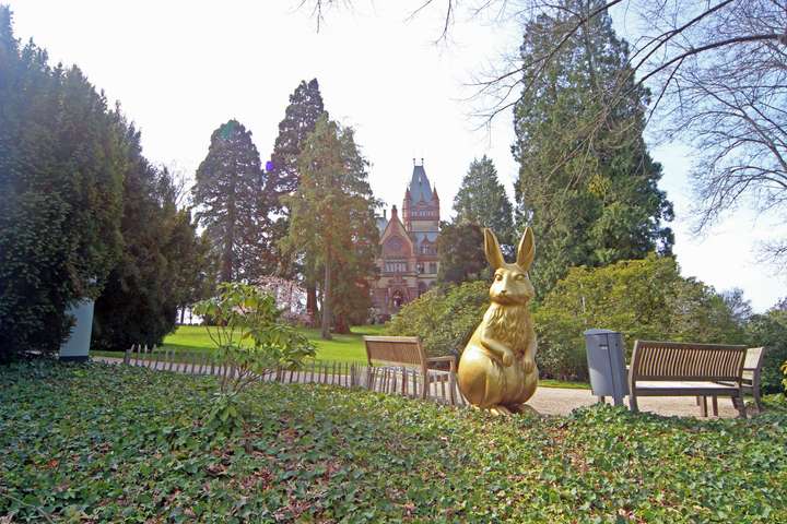Schloss Drachenfels mit Osterhasen davor