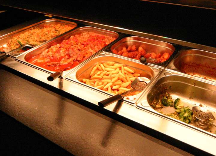 Blick auf die Auswahl des Abendbuffets mit Pommes, Gemüse, Fleisch etc.