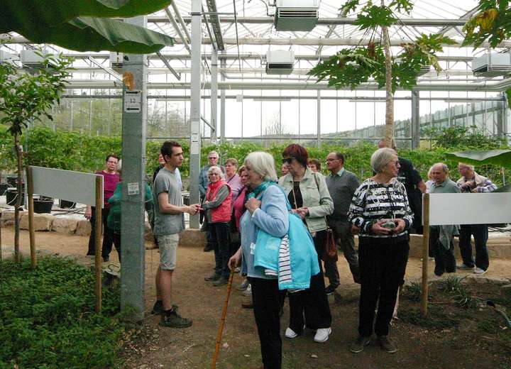 Reisegruppe stöbert in der Versuchsanlage herum und bestaunt die Gewächse
