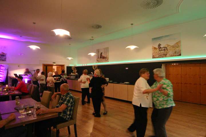 Verschieden Paare tanzen im Speisesaal auf dem Parkett