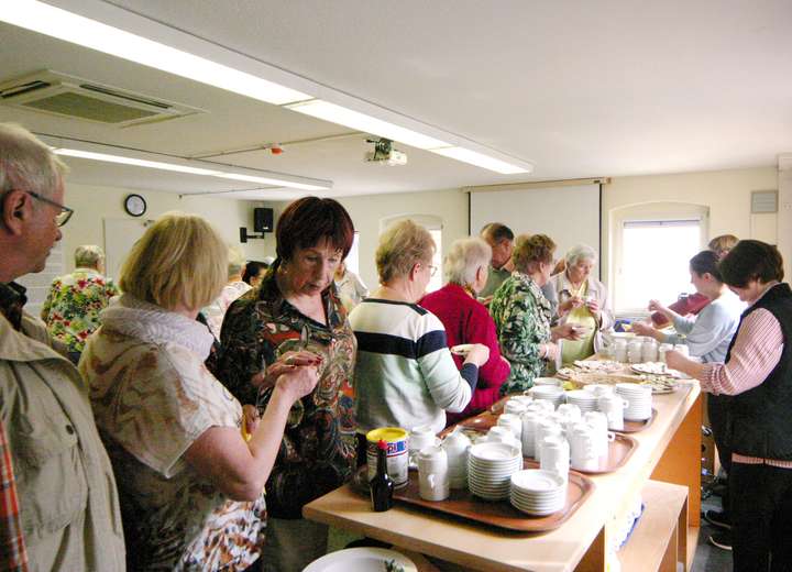 Menschengruppe steht zur Verkostung an, um verschiedene WELA-Produkte zu probieren