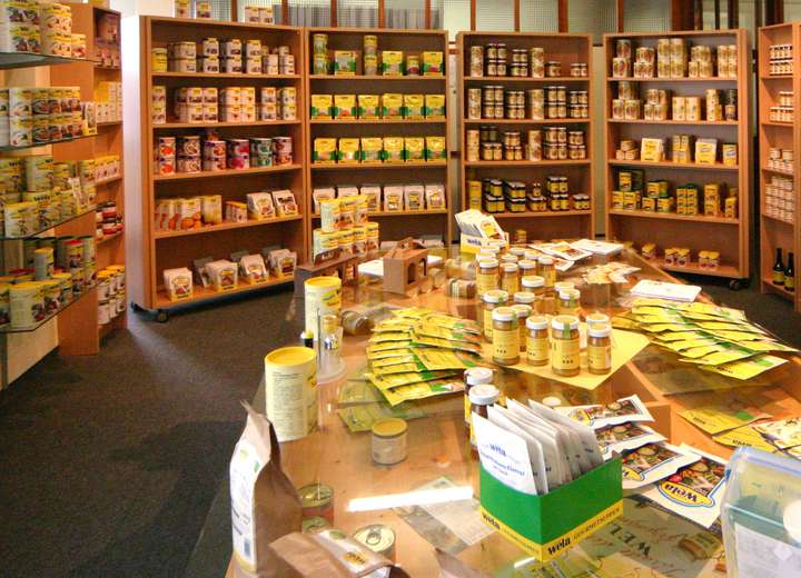 Ansicht auf das WELA Outlet Regal mit vielen Flaschen, Dosen, Tüten und Päckchen