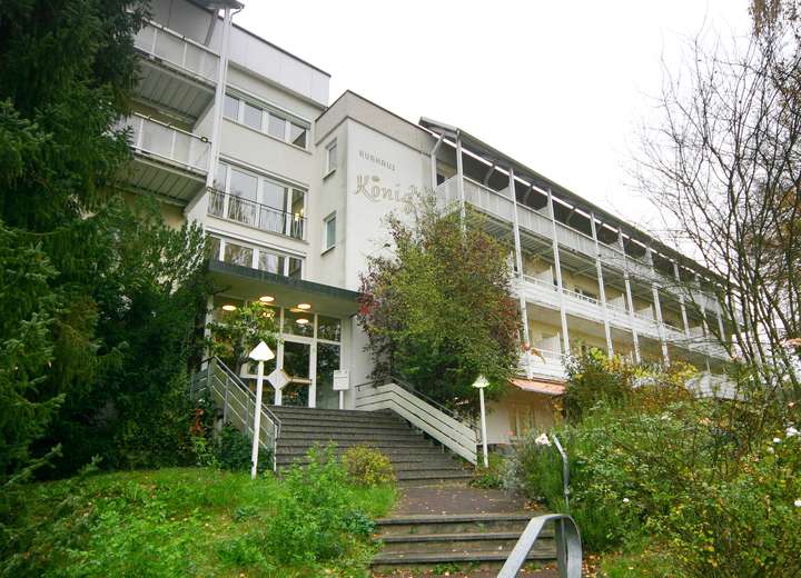 Treppen die zum Eingang des Hotels König führen