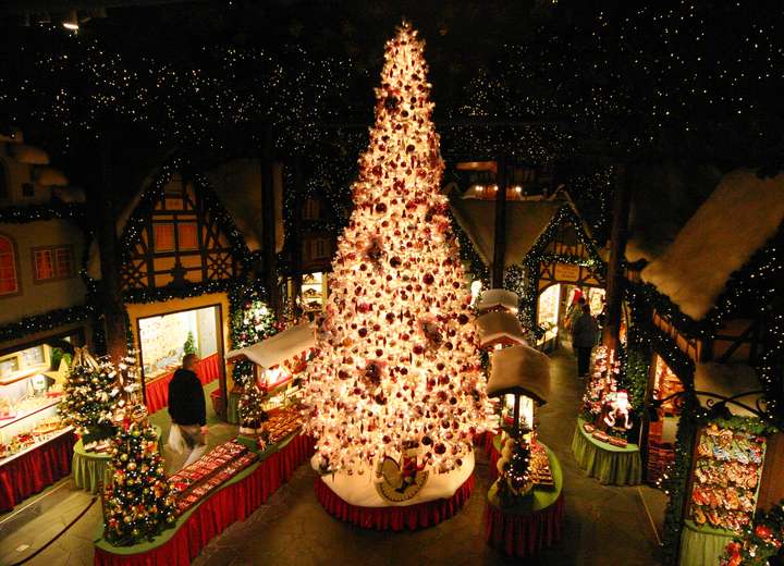 Ansicht von oben auf großen Weihnachtsbaum