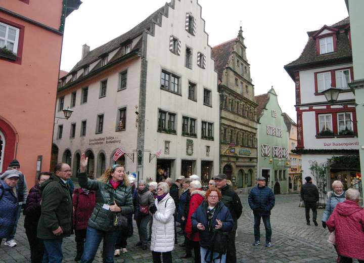 Marktplatz Rothenburg o.d. Tauber mit Busreisegruppe