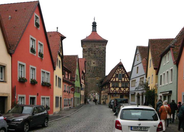 Typische Stadtansicht von Rothenburg o.d. Tauber mit Stadtturm in der Mitte