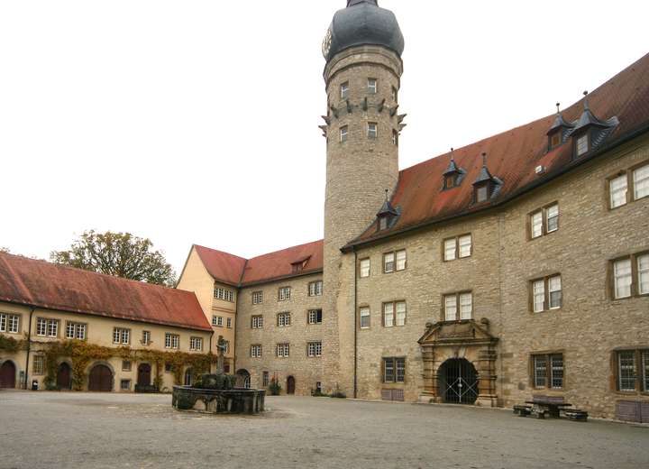 Sicht auf Schlossanlage mit Turm