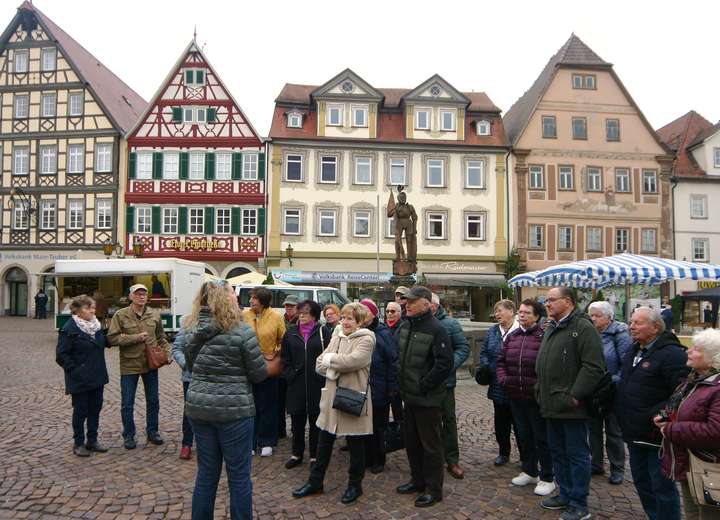 Menschenmenge versammelt auf dem Marktplatz zum Einkaufen und Staunen
