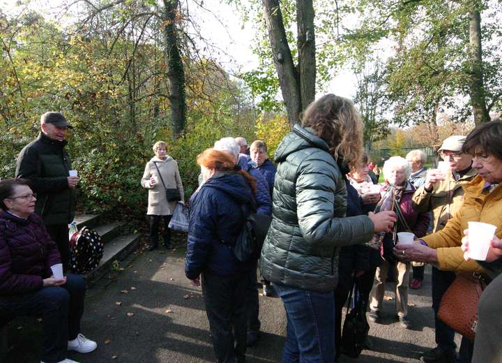Reisegruppe probiert Heilwasser
