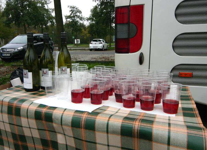 Gartentisch mit Weinprobegläschen