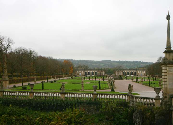 Ansicht auf die weite Parkanlage mit Steinfiguren, Ministuppas und Flanierwegen