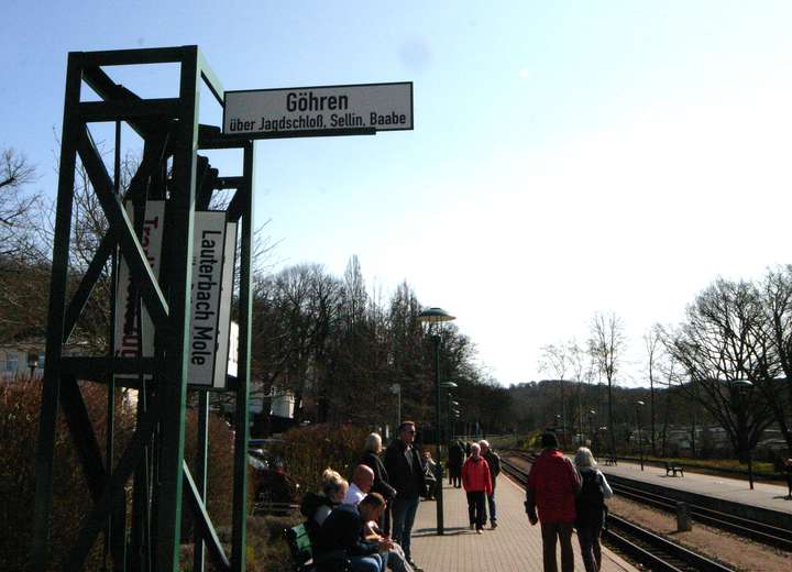 Sicht auf die Beschilderung der Bahnfahrtzeiten der Dampflok