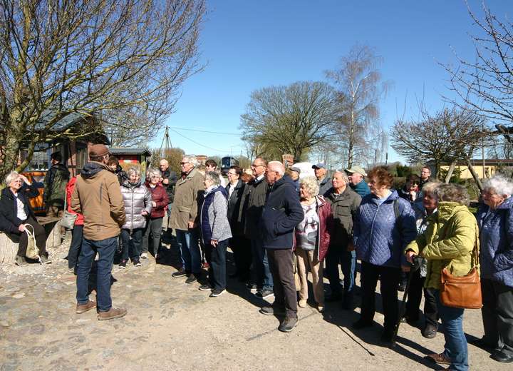 Reisegruppe hört Bauer Lange aufmerksam bei seinen Anekdoten zu