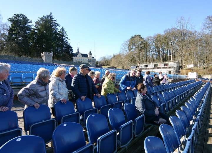 Menschengruppe sitzt Probe in den leeren Rängen der Naturbühne von Ralswieck