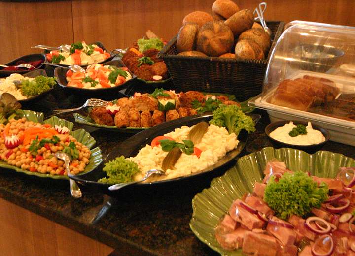 Gut gemischtes Abendbuffet für jeden Geschmack, von Pellkartoffeln, Frittiertes und Käse/Wurst Angeboten