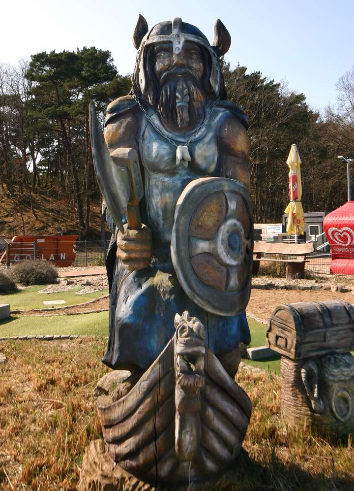 Holschnitzkunst, Figur eines Wikingers in Haltung der Wacht, mannshoch und dezent bemalt