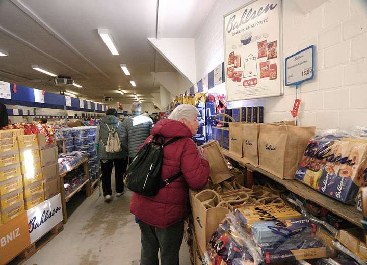 Kundinnen und Kunden stöbern im Bahlsen Outlet