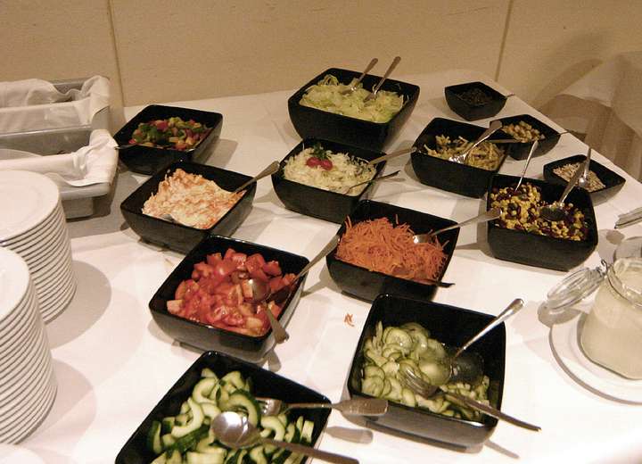 Blick auf eine Auswahl von lecker gefüllten Salatschüsseln