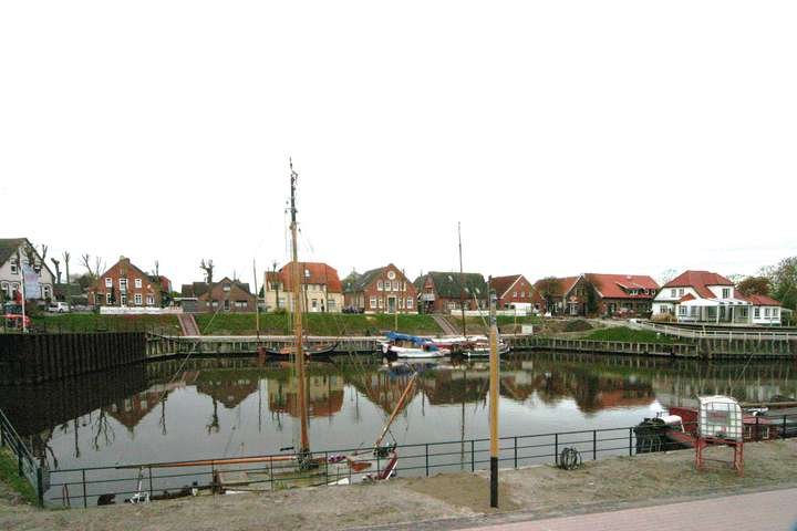 Hafenansicht mit ankernden Booten und Promenaden-Kay