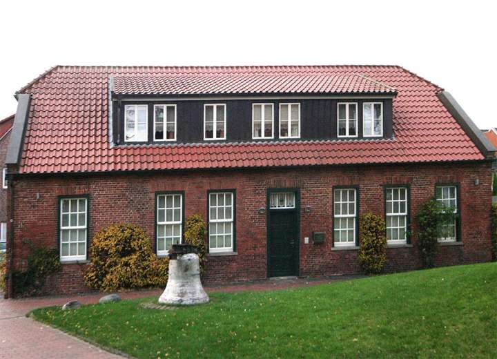 Ansicht eines einheimischen Backsteinhauses mit grünem Rasen