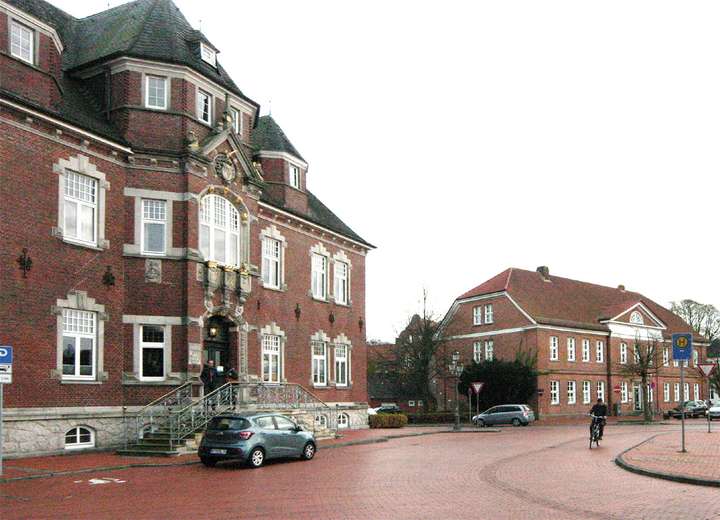 Ansicht halbschräg auf das Kreishaus Wittmund